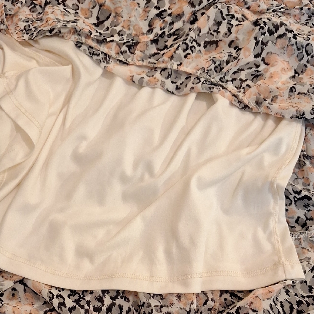🔥🔥CLEARANCE Long Sleeve Dress with Floral Pattern in Cream/Peach/Gray. Size M - Picture 8 of 10